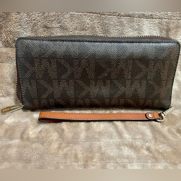 Michael Kors Zip Wallet - Picture 5 of 6